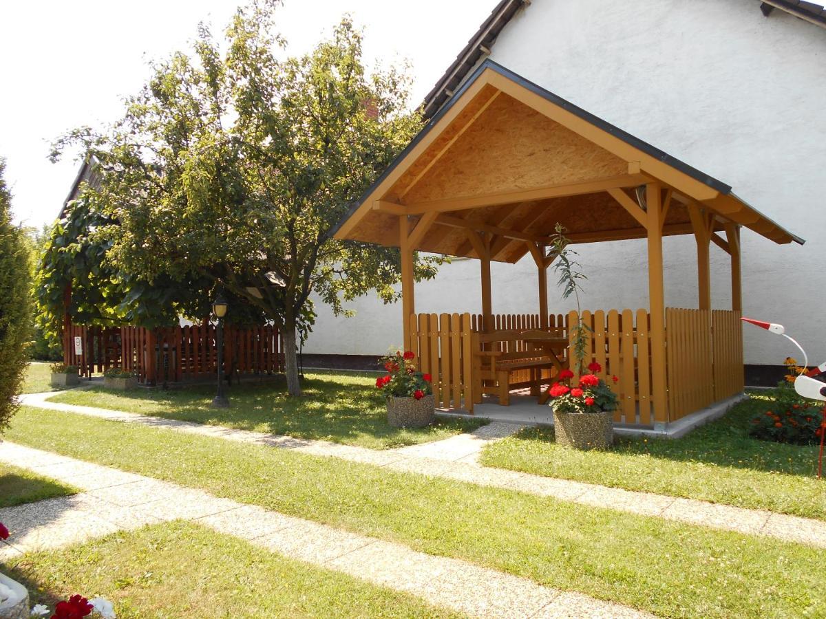 Árpád Panzió Acomodação com café da manhã Győr Exterior foto