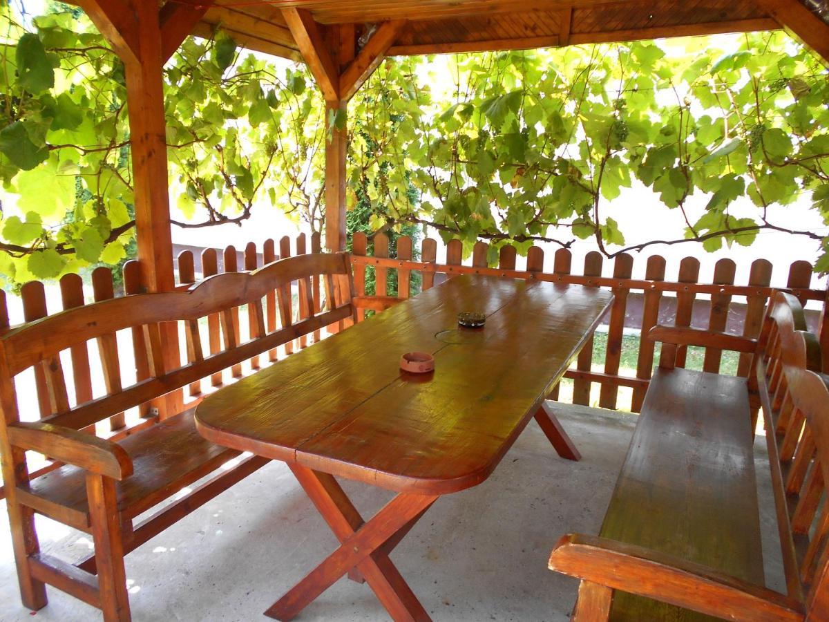 Árpád Panzió Acomodação com café da manhã Győr Exterior foto