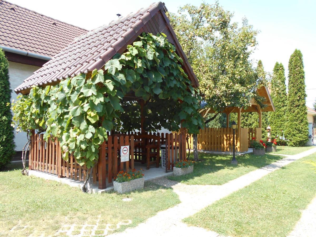 Árpád Panzió Acomodação com café da manhã Győr Exterior foto