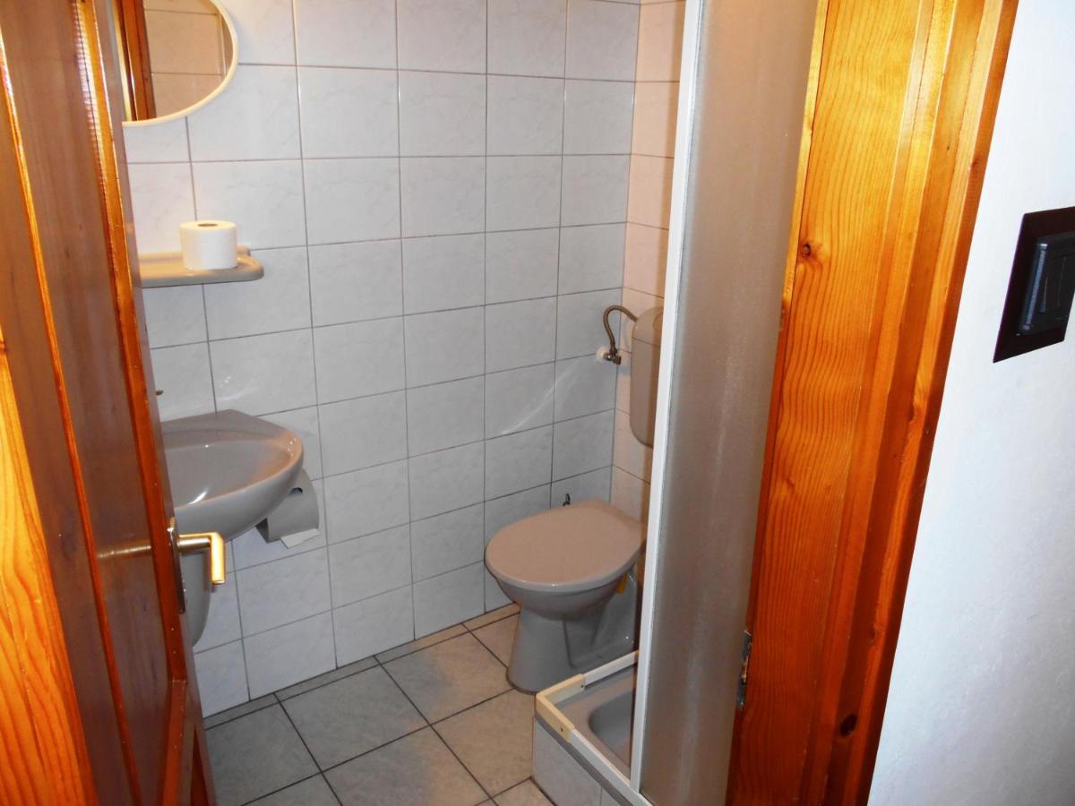 Árpád Panzió Acomodação com café da manhã Győr Exterior foto